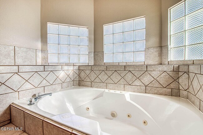 Building Photo - 6076 Los Siglos Dr