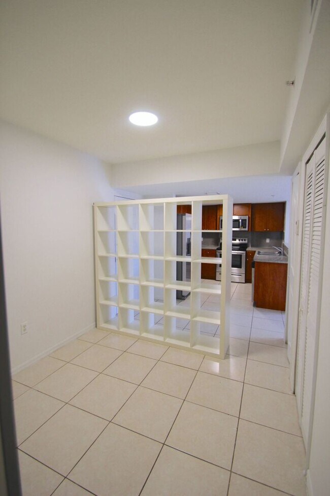 Building Photo - Modern 1-Bedroom 1-Bathroom with a den, centrally located in Miami