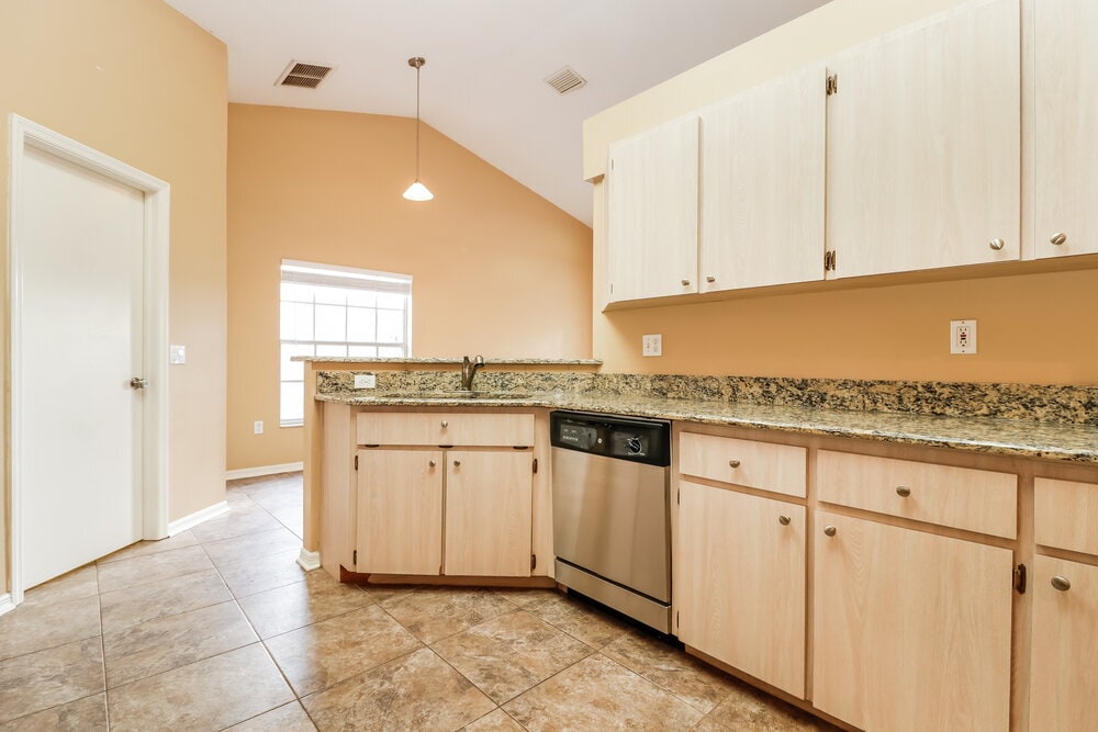 Building Photo - 10244 Rainbow Oaks Dr
