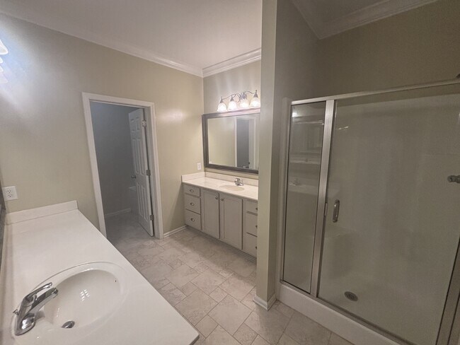 Building Photo - 100 Kingswood Cir