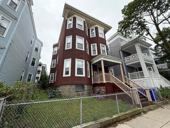 Building Photo - 261 E Cottage St