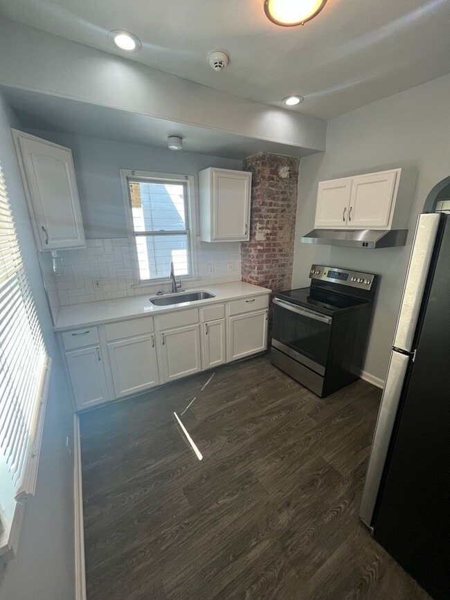 Building Photo - Three Bedroom House on Wyoming!