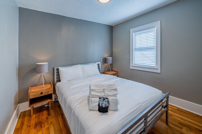 Building Photo - 722 Marquette Ave NW