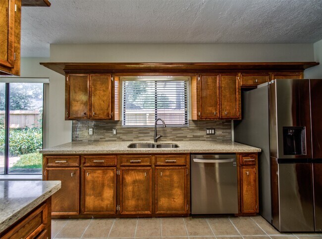 Building Photo - 8022 La Brea Dr