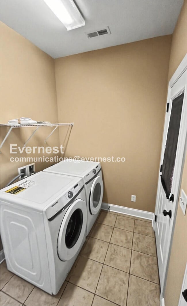 Building Photo - 4 Bed/2 Bath Home with Garage / Pet-Friendly / Available Now!