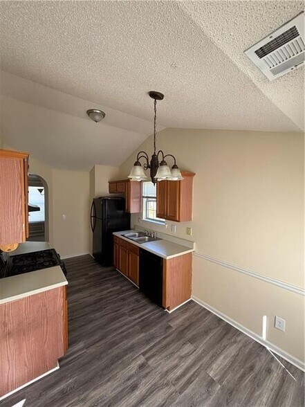 Building Photo - 664 Rosewood Cir