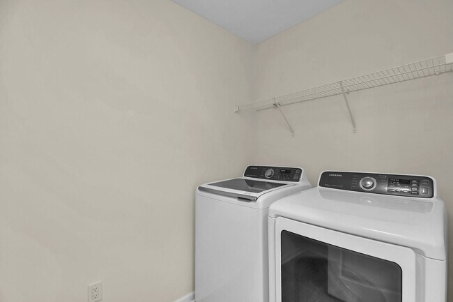 Building Photo - Spacious 3 Bedroom Home with Loft, Elegant...
