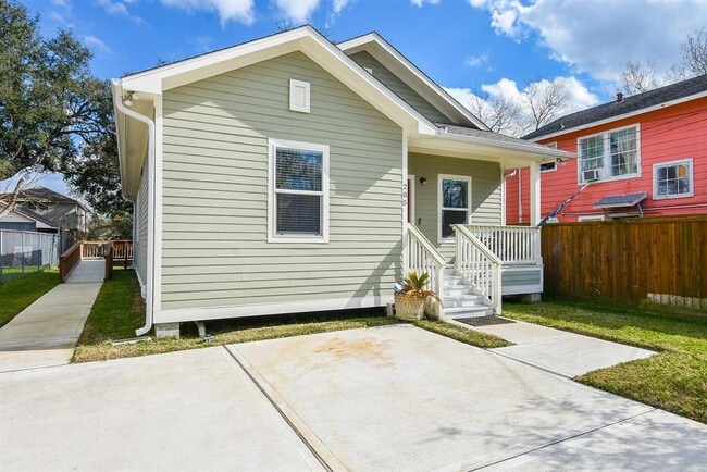 Building Photo - 205 De Koven St