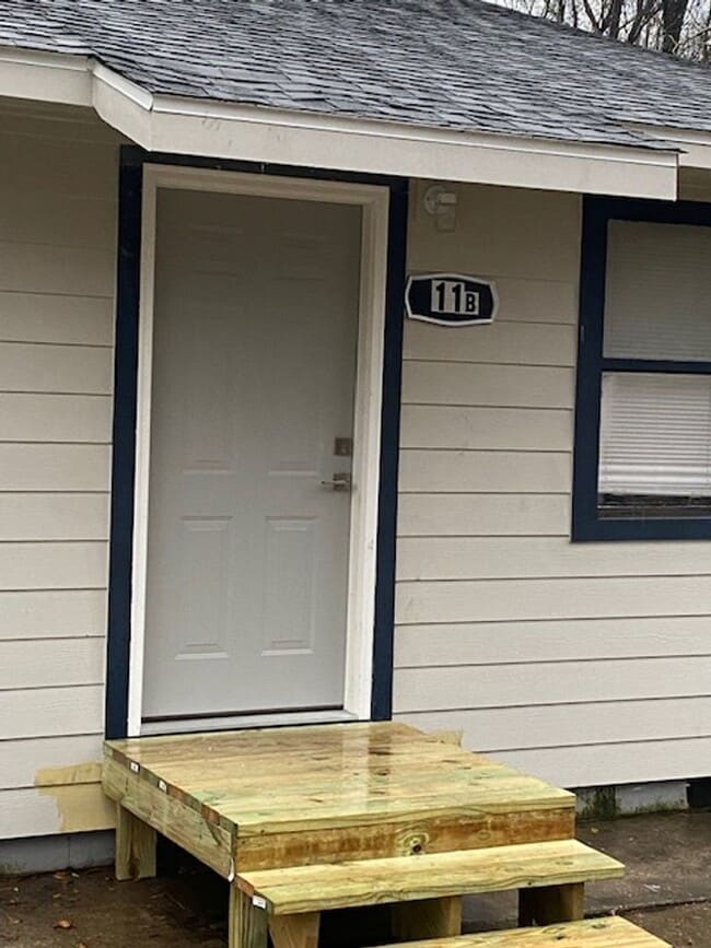 Building Photo - Quiet Living in the country.