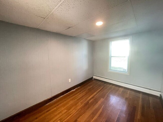 Building Photo - 37 Branch St