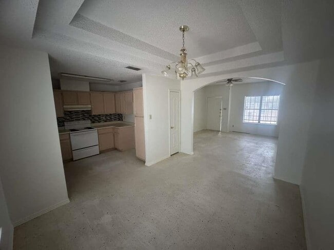 Building Photo - 509 N Mendiola Ave