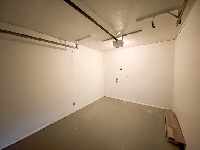 Building Photo - 21 E Alameda Dr