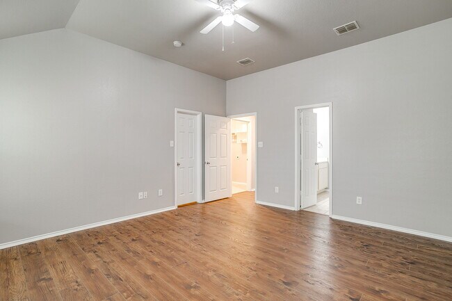 Building Photo - 624 Horn St