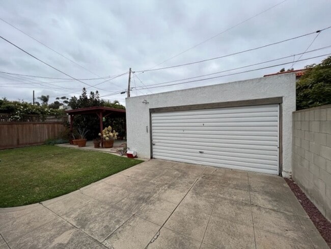 Building Photo - 2 Bedroom-1 Bathroom Single Story Home in ...