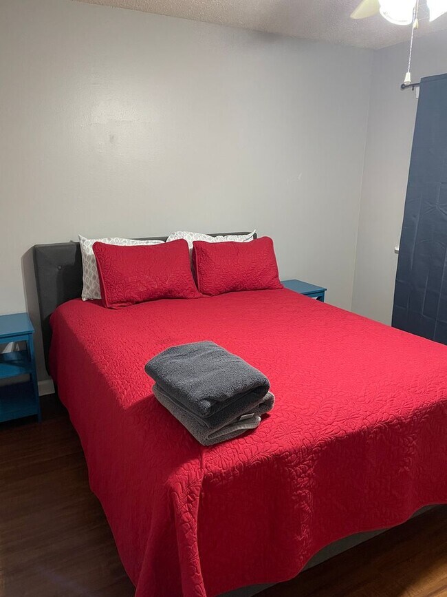Building Photo - Cozy 1 bedroom townhome