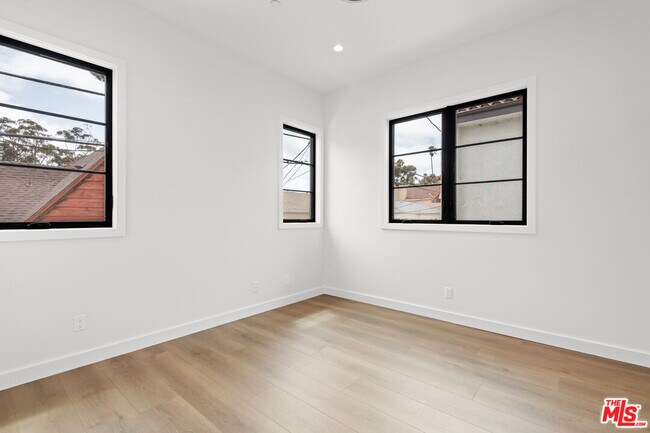 Building Photo - 930 Lincoln Blvd