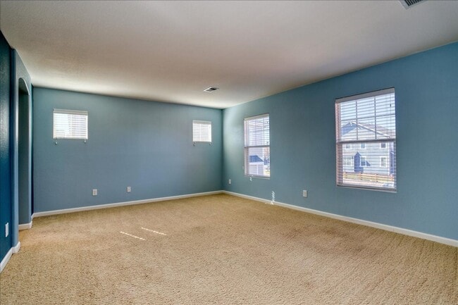 Building Photo - Awesome 3bed/3bath/2car garage on a quiet street in Aurora!