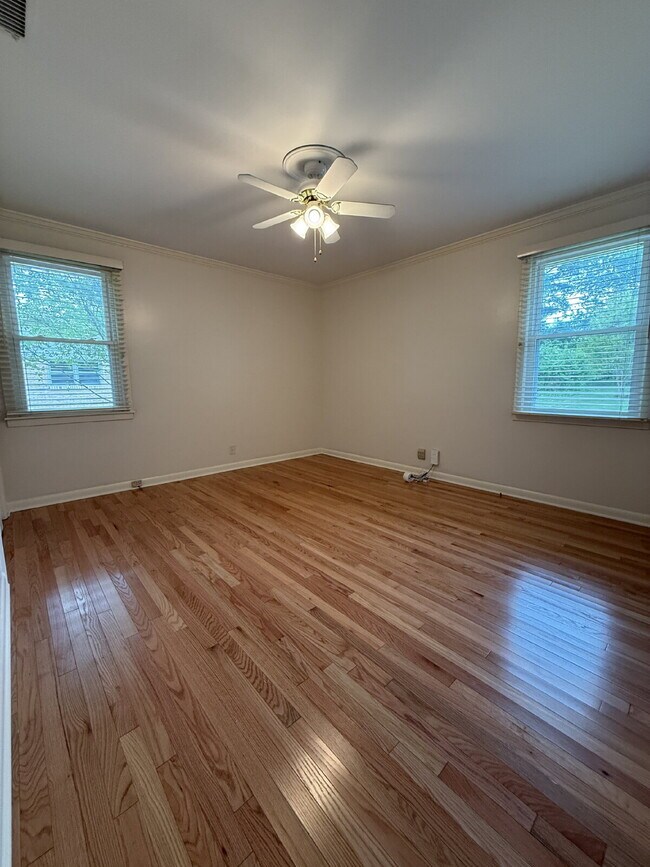 Building Photo - $300 off one month!!!  Modern Comforts with Granite & Hardwood Finishes!" 3 Bedroom 2 bath home.