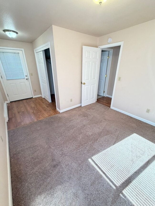 Building Photo - Newly Updated 2 Bedroom!
