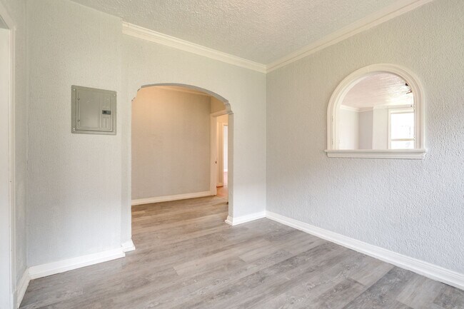Building Photo - 2840 S Moreland Blvd