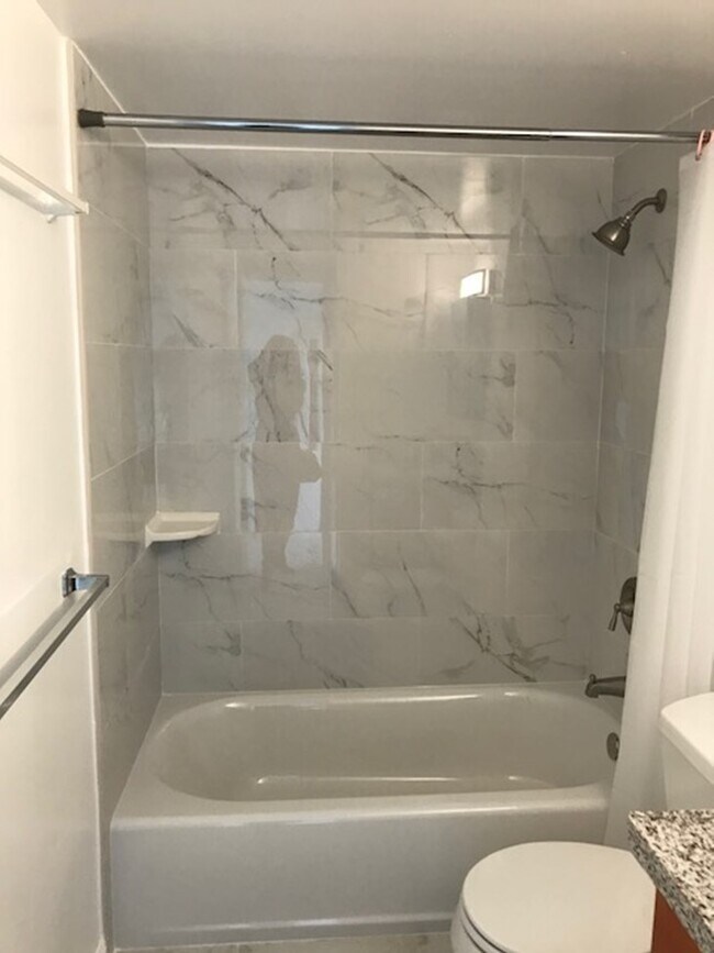 Building Photo - 2-bedrrom, 1-bath Lakeview Gardens