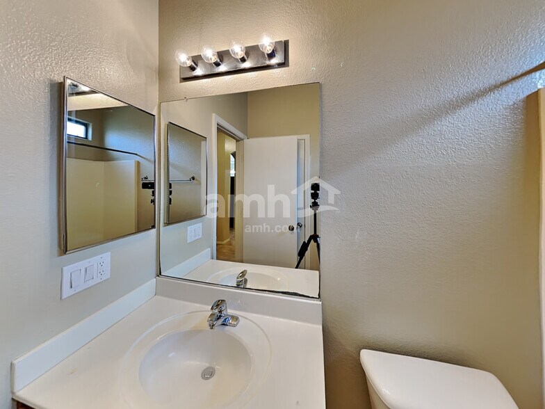 Building Photo - 766 S Jesse St