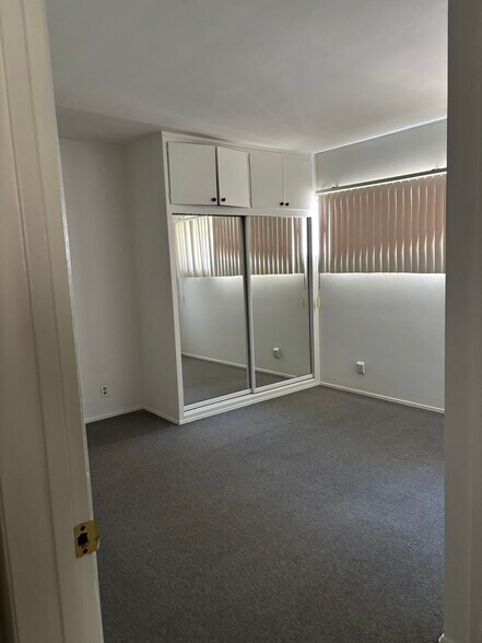 Building Photo - 975 S Barrington Ave