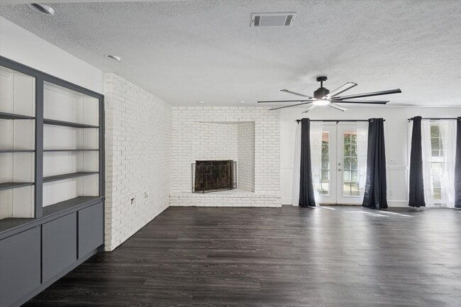 Building Photo - MOVE-IN READY! (Pet Friendly)