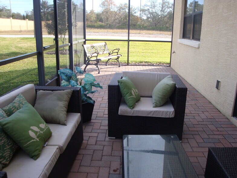 Building Photo - 1250 Clove Dr