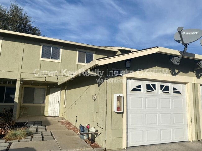 Building Photo - 80 Portola Way