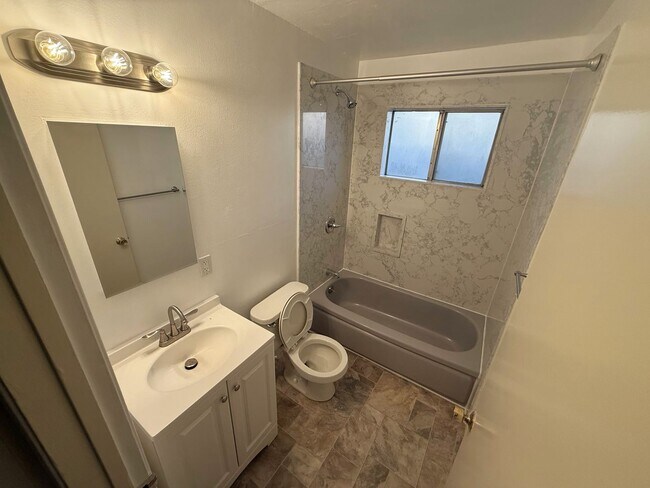 Building Photo - Charming Ground-Level 2?Bed / 1?Bath in Alameda –