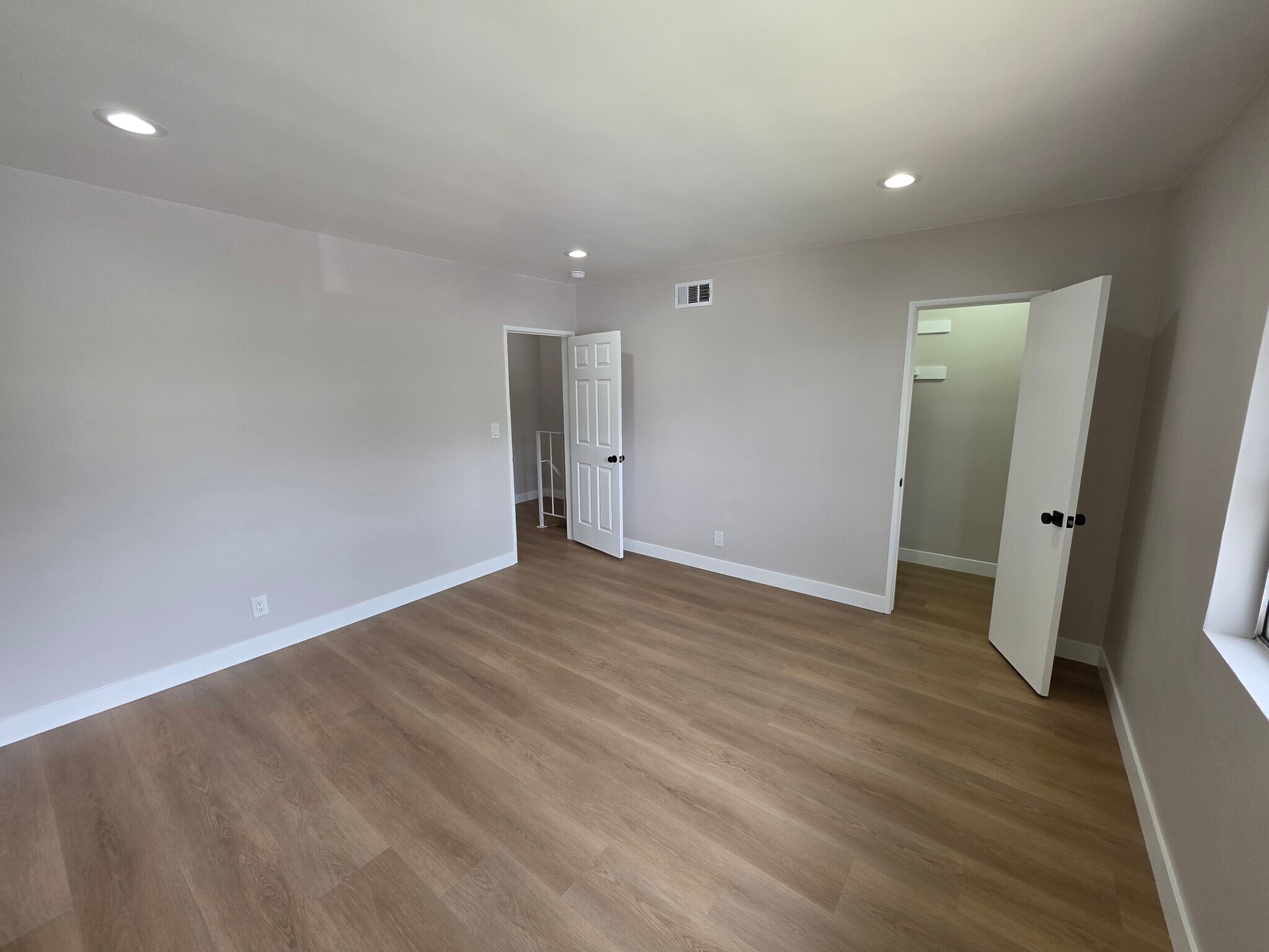 Building Photo - 14747 Woodruff Ave