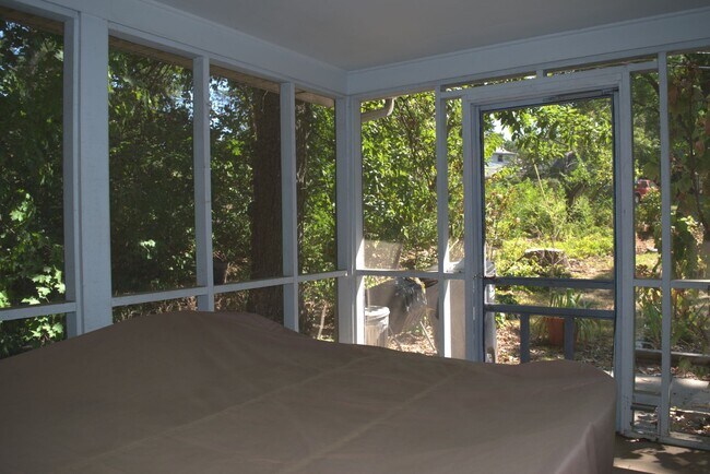 Building Photo - Marvelous 4 Bed 2.5 Bath House In Quarry H...