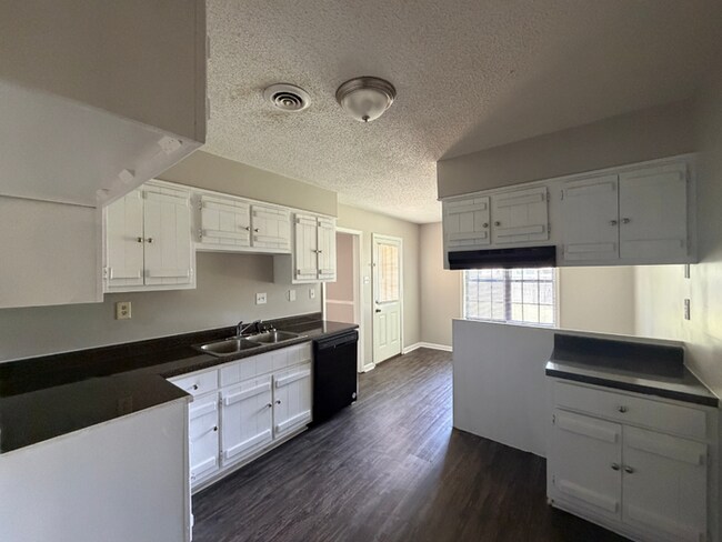 Building Photo - Charming 3BR/2BA Bartlett Area Home | Soaring High Ceilings, Brick Fireplace & Fenced Yard