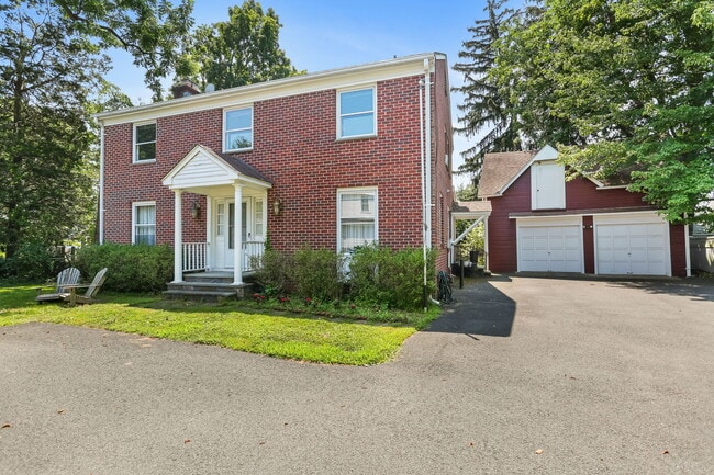 Primary Photo - 11A Mead Ave