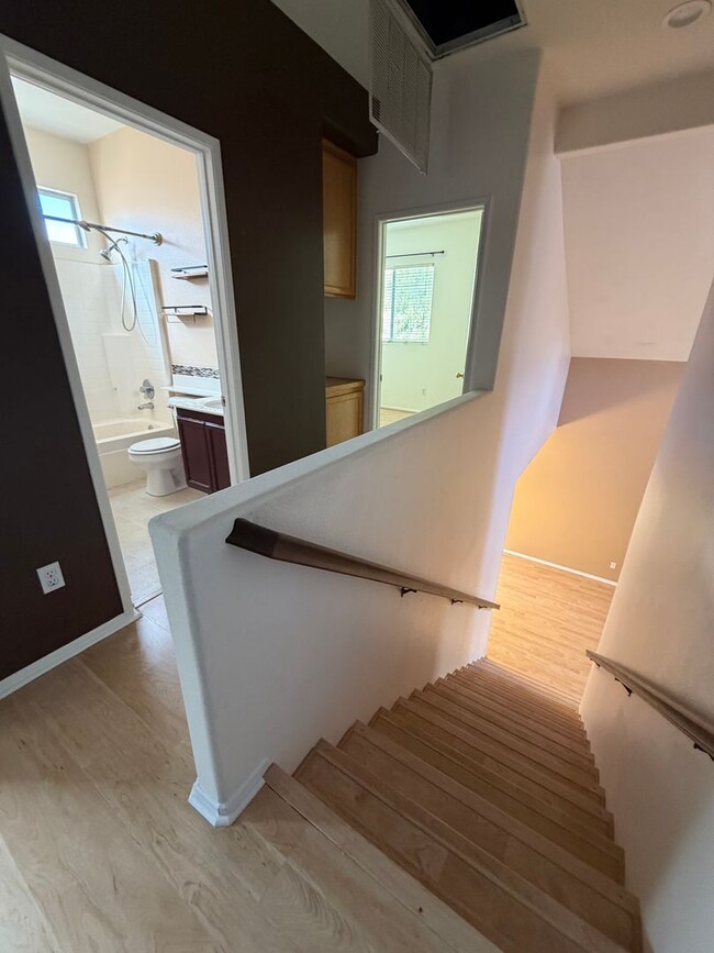 Building Photo - 3 Bed, 2.5 Bath Townhome in gated Park Lane Community