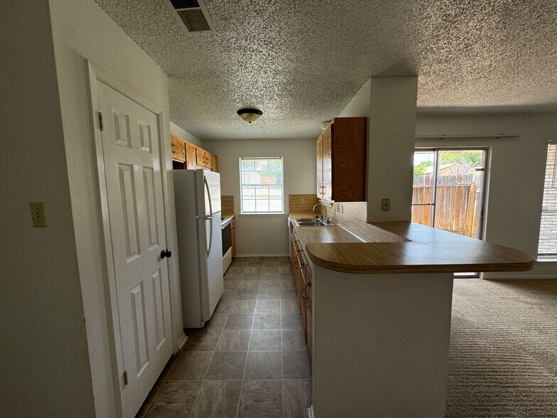 Building Photo - 2112 Hinkle Ave