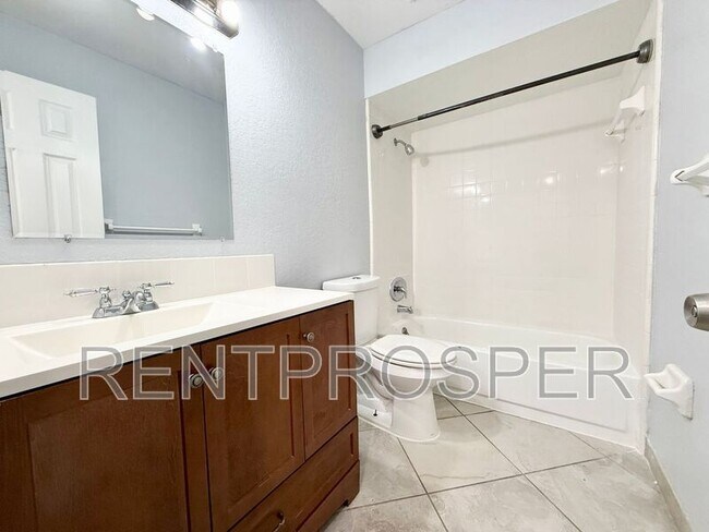 Building Photo - 4559 Lakeway Dr