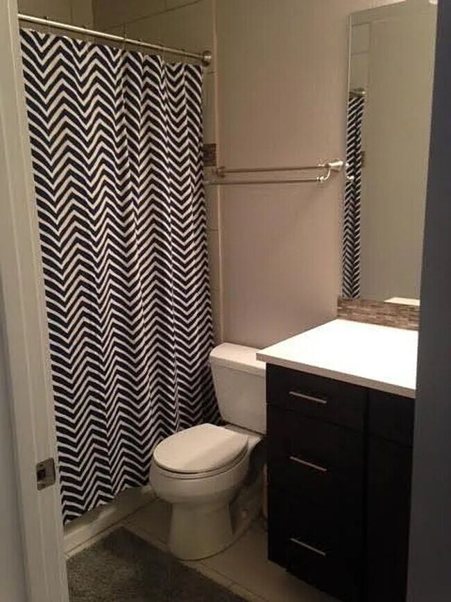 Building Photo - Sleek 3 Bedroom House in Sunnyside!! 6-8 m...