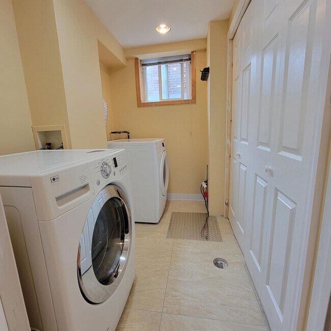 Building Photo - 68-27 Alderton St