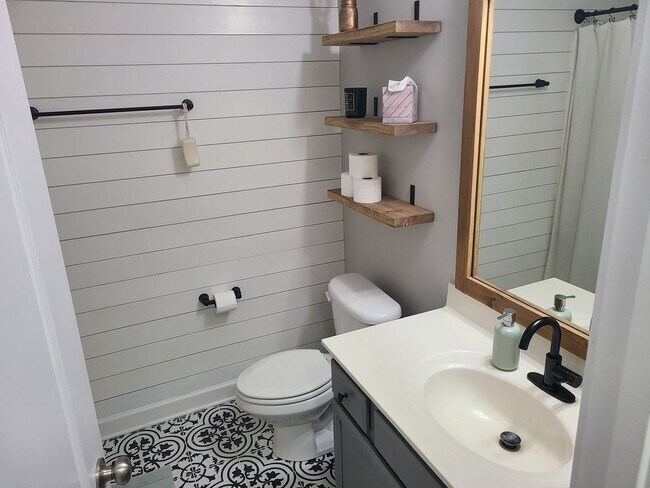 Building Photo - 3 Bedroom, 2 bath home located in The Land...