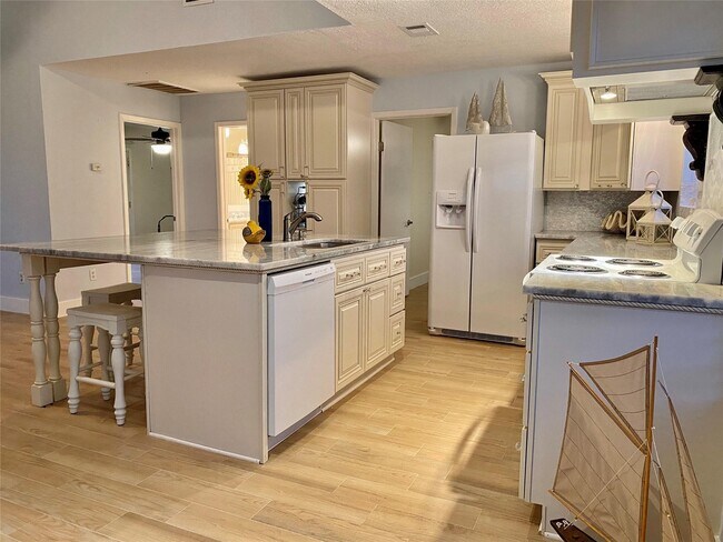 Building Photo - 1578 Railroad St