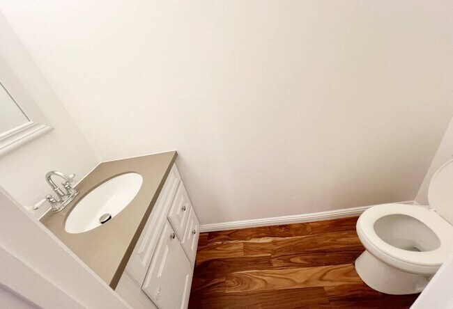 Building Photo - Virginia Hills-3 BR, 2.5 Bath Townhome wit...