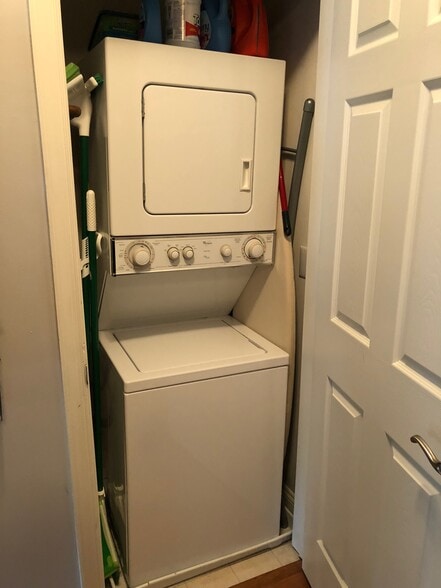 Building Photo - 300 W Elm St