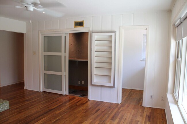Building Photo - 2-BEDROOM IN TERRELL HILLS