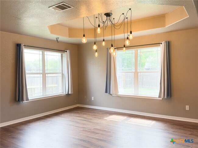 Building Photo - 308 Oak Ridge Dr