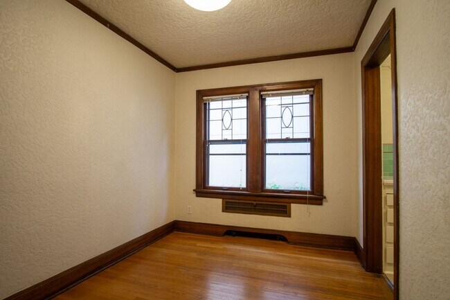 Building Photo - LOOK & LEASE! Stunning 1930s Townhouse in ...