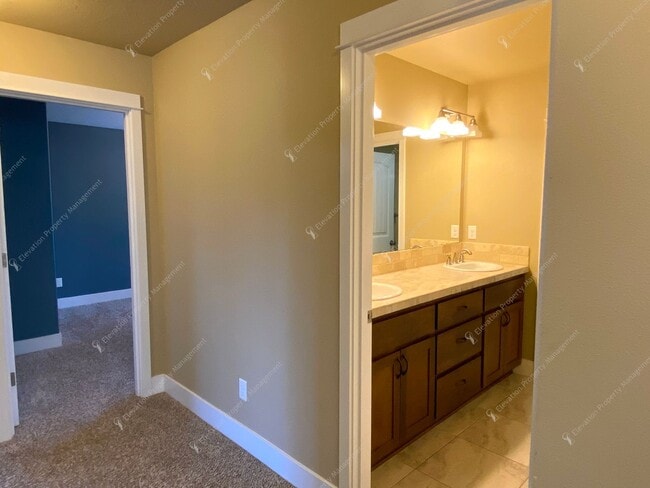 Building Photo - SW Bend Home Close to Old Mill & Deschutes River Trail
