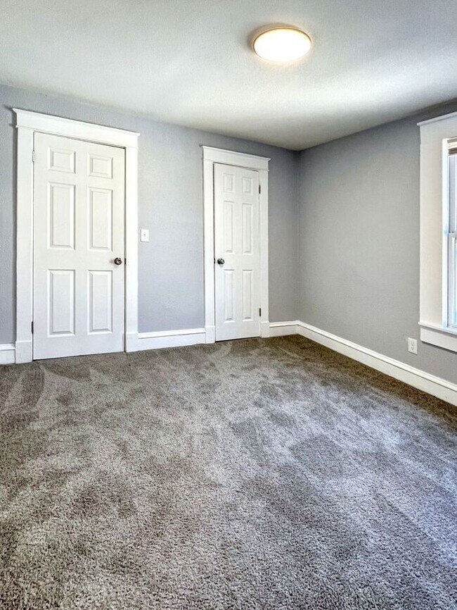 Building Photo - Spacious & Charming 5-Bedroom Home with Mo...