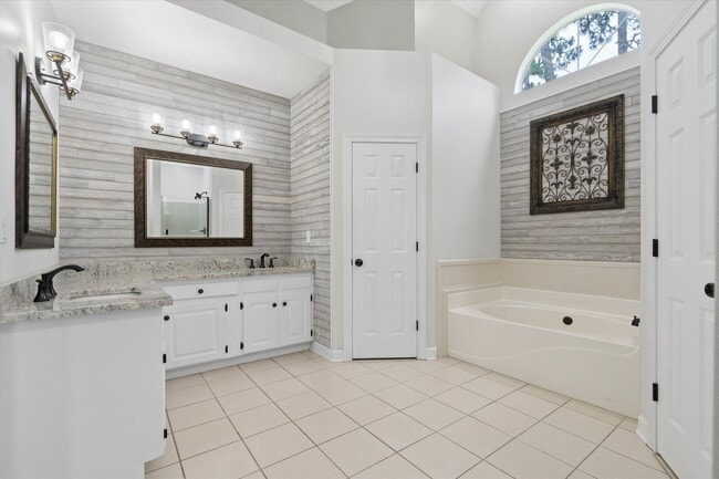 Building Photo - MOVE IN READY BEAUTY IN PINEHURST